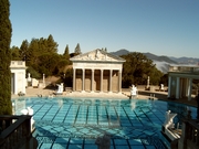 Het buitenzwembad bij Hearst Castle