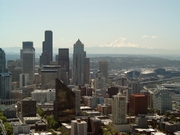Vanaf Space Needle: Downtown Seattle met Mount Rainier op de achtergrond