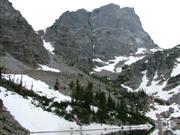 Nog volop sneeuw bij Emerald Lake in Rocky Mountain National Park