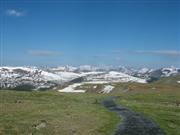 Een prachtig uitzicht op de besneeuwde bergen bij de Tundra Communities Trailhead